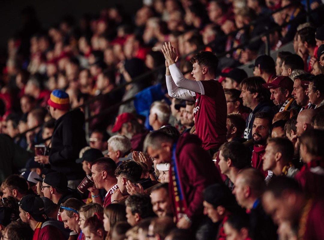 ? Konečně můžeme zase zaplnit Letnou alespoň z poloviny! ? V poledne začíná na webu ACS prodej vstupenek na nedělní zápas se Zlínem pro členy Sparta Clubu. V úterý ve 12:00 bude spuštěn volný prodej.

?️ Permanentkáři nepotřebují speciální vstupenku. #acsparta